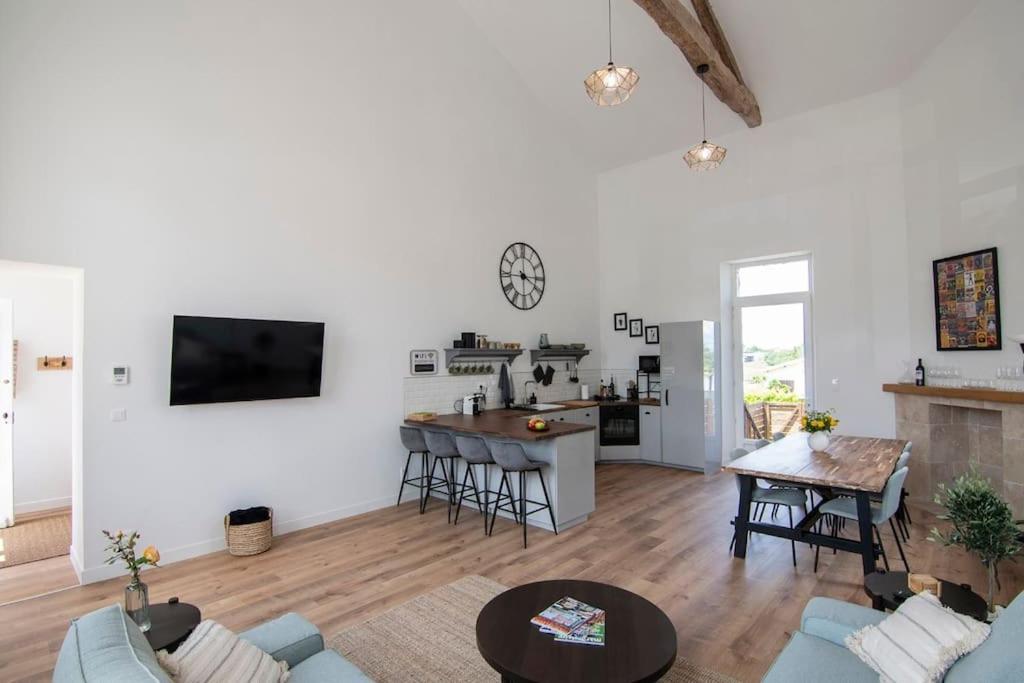 Treize Maison 3 Bed House In Centre Of Saint Severin Екстериор снимка