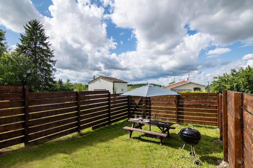 Treize Maison 3 Bed House In Centre Of Saint Severin Екстериор снимка