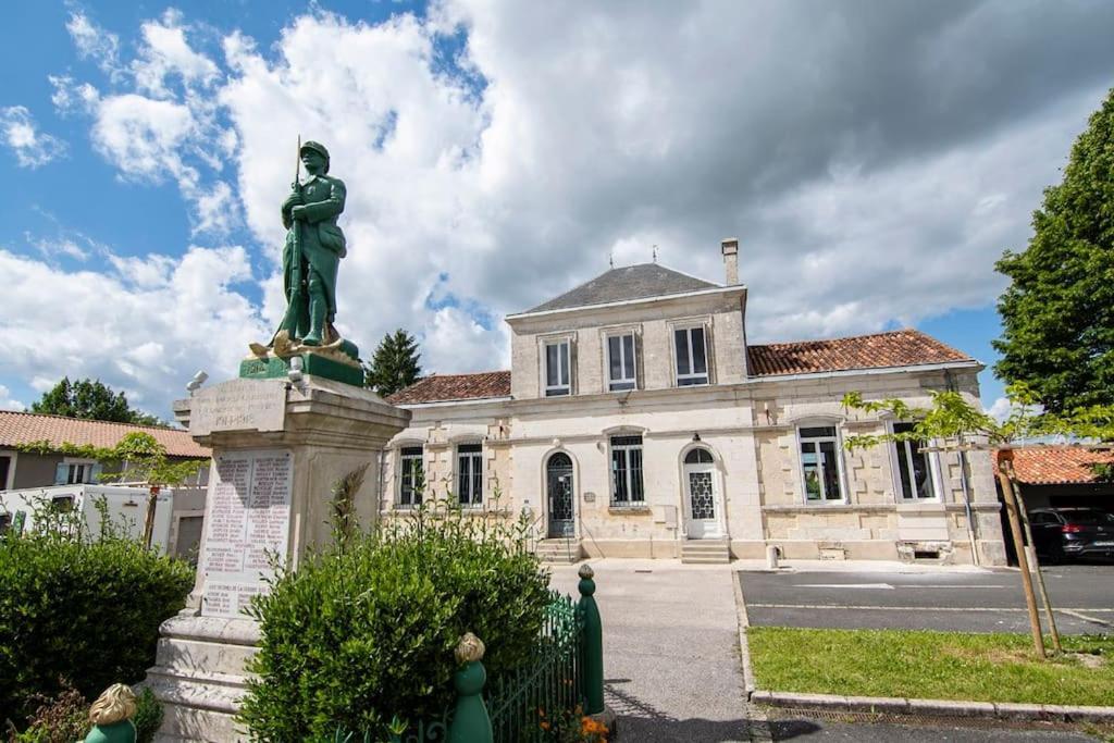 Treize Maison 3 Bed House In Centre Of Saint Severin Екстериор снимка